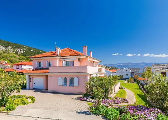 Апартаменты Daisy With A Garden *