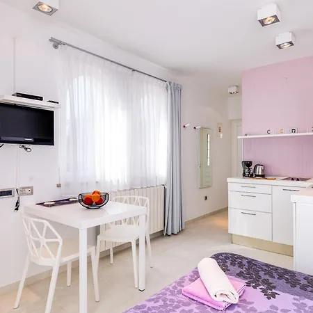 Apartman Daisy With A Garden *